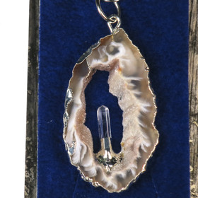 Riipus akaattisiivu, jonka keskellä vuorikide nro AKVU4