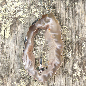 Riipus akaattisiivu, jonka keskellä vuorikide nro AKVU4