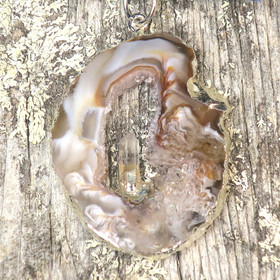 Riipus akaattisiivu, jonka keskellä vuorikide nro AKVU6