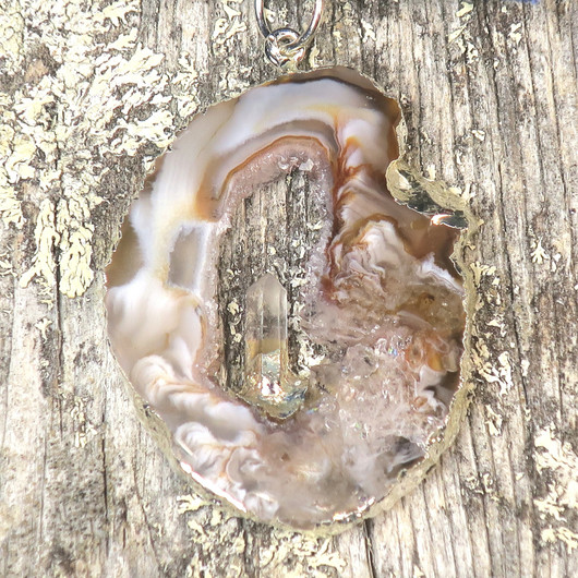 Riipus akaattisiivu, jonka keskellä vuorikide nro AKVU6