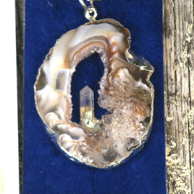 Riipus akaattisiivu, jonka keskellä vuorikide nro AKVU6