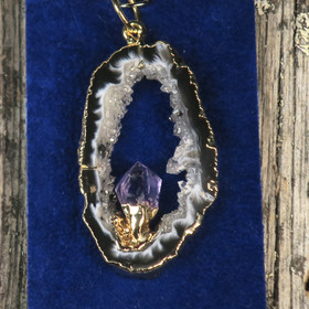 Riipus akaattisiivu, jonka keskellä ametistikide nro AMK2