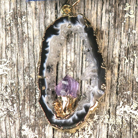 Riipus akaattisiivu, jonka keskellä ametistikide nro AMK2