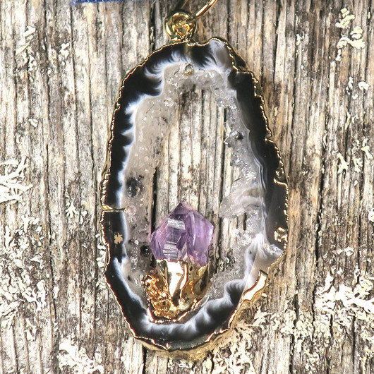 Riipus akaattisiivu, jonka keskellä ametistikide nro AMK2