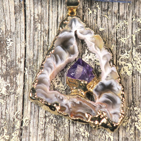 Riipus kullattu akaattisiivu, keskellä ametistikide AMK3