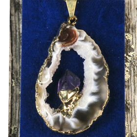 Riipus akaattisiivu, jonka keskellä ametistikide nro AMK4