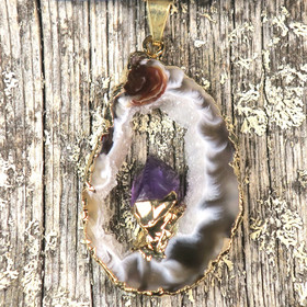 Riipus akaattisiivu kullattu, keskellä ametistikide AMK4