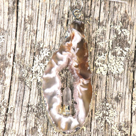 Riipus akaattisiivu, jonka keskellä vuorikide nro AKVU10