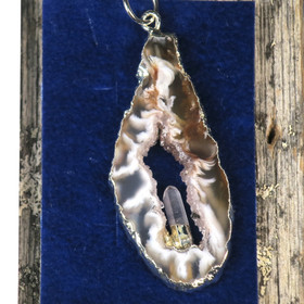 Riipus akaattisiivu, jonka keskellä vuorikide nro AKVU10