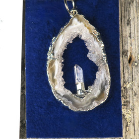 Riipus akaattisiivu, jonka keskellä vuorikide nro AKVU7