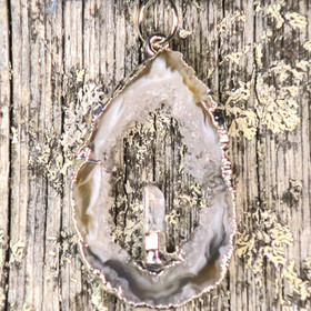 Riipus akaattisiivu, jonka keskellä vuorikide nro AKVU7