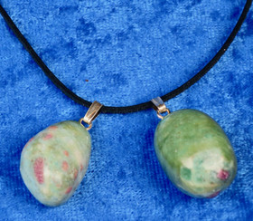 Riipus rubiinifuksiitti rumpuhiottu