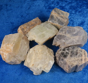 Kuukivi raaka maasälpä. Intia/Tansania. Valitse koko ja hinta.