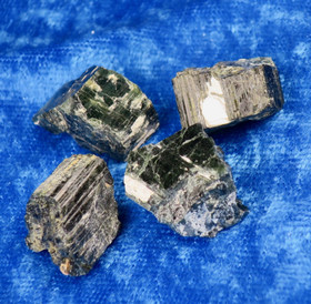 Vihreä turmaliini kide 3-4g Suomi Hi107f