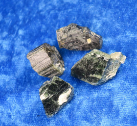 Vihreä turmaliini kide 2-3g Suomi Hi107d