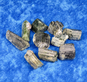 Vihreä turmaliini kide 1-2g Suomi Hi107c