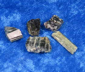 Vihreä turmaliini kide 0,5-1g Suomi Hi107b