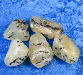 Prehniitti, turmaliini rumpuhiottu Mali. Valitse koko ja hinta.