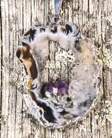 Riipus akaattisiivu, jonka keskellä ametistit kaksoiskide nro AKAM55