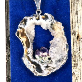 Riipus akaattisiivu, jonka keskellä ametistit kaksoiskide nro AKAM55