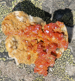 Vanadiniitti ja baryytti 36x30x20mm 26g Marokko 12F