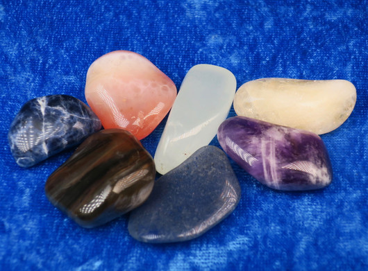 Chakrakivisetti 7-chakralle 55g rumpuhiottu nro chset2