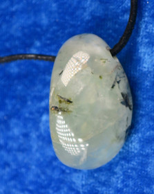 Riipus prehniitti epidootin kanssa, porattu