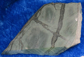 Tinguaiitti 176g raaka ja sahapinta harvinainen Hi109b