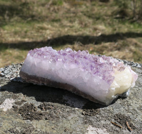 Ametisti  kidesykerö, kalsiitti 767g 140x65x40mm  Brasilia K