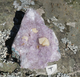 Ametisti kidesykerö, kalsiitti 667g 135x105x45mm Brasilia T