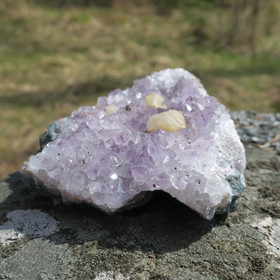 Ametisti kidesykerö, kalsiitti 667g 135x105x45mm Brasilia T