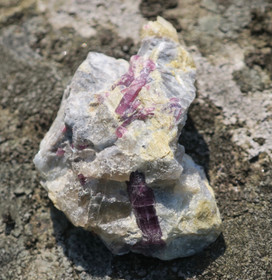 Rubelliitti, savukvartsi, maasälpä 40x30x15mm 15g Suomi Hi68a