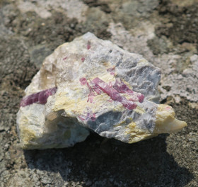 Rubelliitti, savukvartsi, maasälpä 40x30x15mm 15g Suomi Hi68a