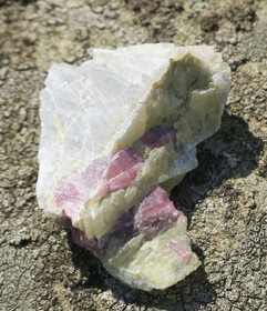 Rubelliitti, maasälpä 7g 25x25x10mm Suomi Hi68s