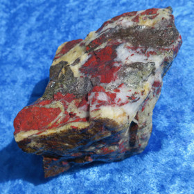 Jaspisbreksia Kittilä Suomi raaka 498g 115x70x55mm Hi22N 