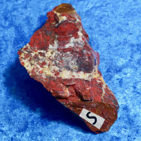 Jaspisbreksia Kittilä Suomi raaka  155g 110x50x25mm Hi22S