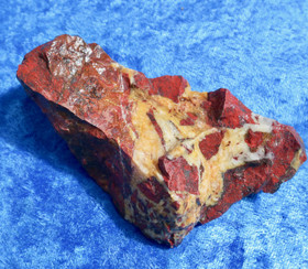 Jaspisbreksia Kittilä Suomi raaka  155g 110x50x25mm Hi22S