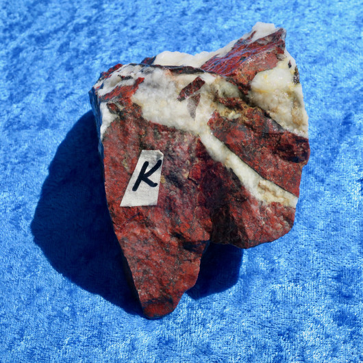 Jaspisbreksia Kittilä Suomi raaka 458g 100x75x50mm Hi22K