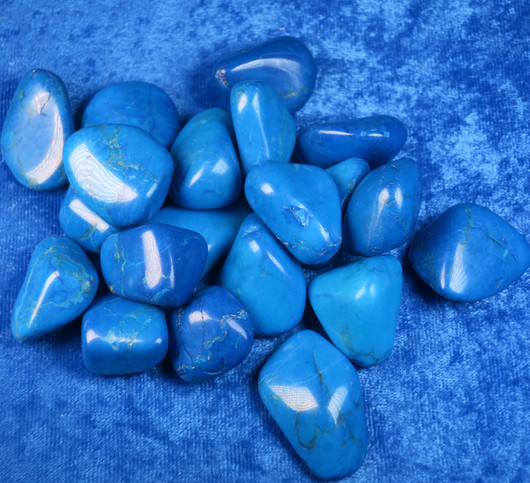 Magnesiitti turkoosivärjätty rumpuhiottu 5-10g Zimbabwe