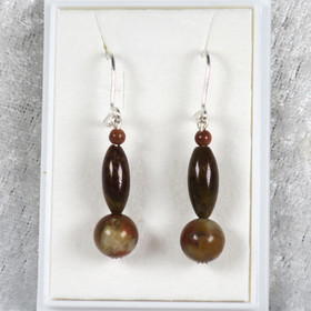 Korvakorut kivettynyt puu. 8r3 