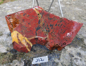 Jaspisbreksia siivu 220X140X10mm 510g Kittilä Suomi j12