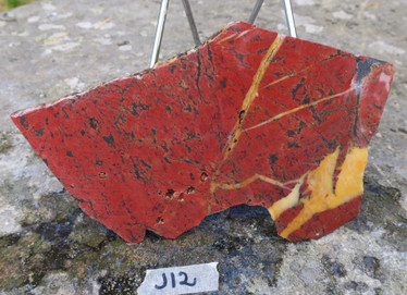 Jaspisbreksia siivu 220X140X10mm 510g Kittilä Suomi j12