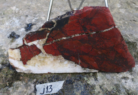 Jaspisbreksia siivu  210x120x6mm 350g Suomi  j13