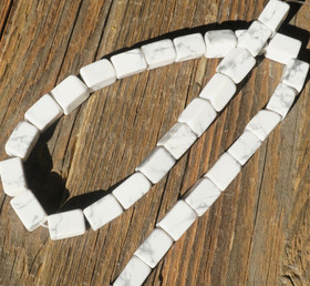 Magnesiitti irtohelmi kulmikas valkoharmaa 12x8x8mm irtohelmi