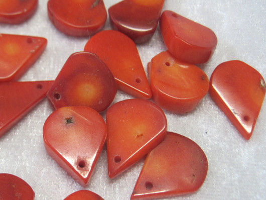 Koralli punainen litteä pisara irtohelmi