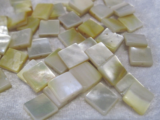 Simpukka vaaleankeltainen neliskulmainen 11mm irtohelmi