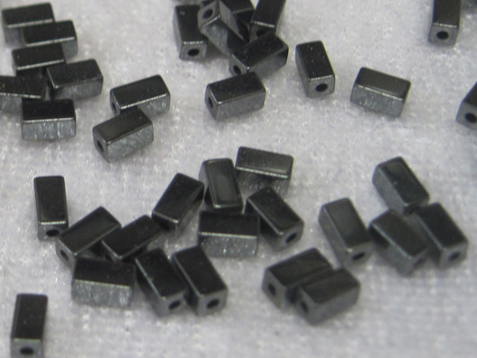 Hematiitti neliskulmainen putki 2x4mm irtohelmi