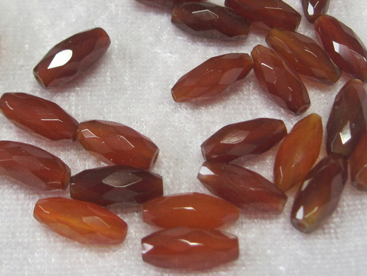 Karneoli viistehiottu 12x6mm pitkäkäinen oranssi irtohelmi 