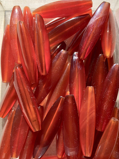 Karneoli oranssi 28x7mm pitkä kolmikulmainen palko irtohelmi 