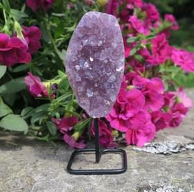 Ametisti kidesykerö metallijalassa, reunat hiottu 99g. Katso video